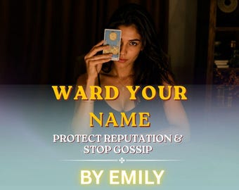 Może przedstawiać: Prostokątna karta tarota z ilustracją żółtego księżyca na niebieskim tle, trzymana w górze. Tekst głosi: WARD YOUR NAME, PROTECT REPUTATION & STOP GOSSIP, BY EMILY. Karta ma białą ramkę i jest trzymana na tle ciemnego, słabo oświetlonego otoczenia.