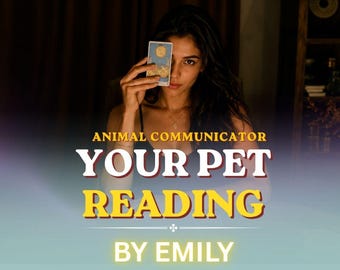 Może przedstawiać: Cyfrowa grafika z tekstem ANIMAL COMMUNICATOR YOUR PET READING BY EMILY. Obraz przedstawia osobę trzymającą przed twarzą kartę tarota z ilustracją księżyca, na ciemnym, nastrojowym tle z delikatnym oświetleniem.