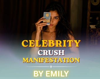 Może przedstawiać: Prostokątna karta tarota z ilustracją żółtego słońca na niebieskim tle, trzymana przez osobę. Tekst CELEBRITY CRUSH MANIFESTATION BY EMILY jest nałożony żółtymi i białymi literami na ciemnym, słabo oświetlonym tle.