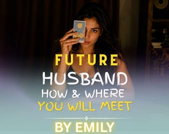 Może przedstawiać: Prostokątna karta tarota z ilustracją żółtego księżyca, z tekstem FUTURE HUSBAND HOW & WHERE YOU WILL MEET BY EMILY nałożonym w kolorze żółtym i białym na ciemnym tle, prezentująca usługę wróżbiarstwa i czytania kart tarota.