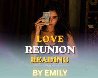 Może przedstawiać: Osoba trzymająca kartę tarota z ilustracją księżyca przed twarzą. Obraz zawiera tekst LOVE REUNION READING BY EMILY w żółtych i białych literach, wyśrodkowany nad osobą ubraną w czarny top.