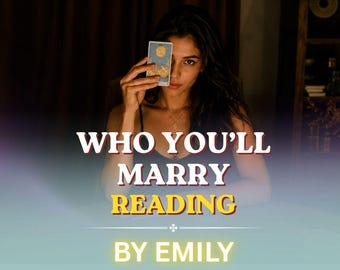 Może przedstawiać: Karta tarota trzymana przed twarzą z napisem WHO YOU'LL MARRY READING BY EMILY. Karta ma niebieskie tło z ilustracją żółtego słońca. Tekst jest wyświetlany białymi i żółtymi literami na ciemnym tle.