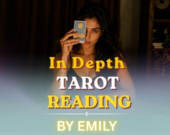 Może przedstawiać: Karta tarota z ilustracją żółtego księżyca trzymana przed twarzą. Tekst In Depth TAROT READING BY EMILY jest wyświetlany żółtymi i białymi literami na obrazie, z małym ozdobnym symbolem wyśrodkowanym poniżej tekstu.