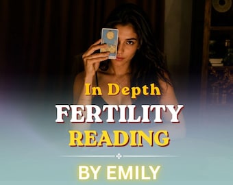 Może przedstawiać: Prostokątna karta tarota z ilustracją żółtego księżyca trzymana na ciemnym tle. Tekst In Depth FERTILITY READING BY EMILY jest nałożony żółtymi i białymi literami z ozdobną linią podziału znajdującą się poniżej napisu.