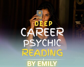 Może przedstawiać: Karta tarota trzymana przed twarzą z napisem DEEP CAREER PSYCHIC READING BY EMILY nałożonym w kolorze żółtym i białym. Karta ma niebieskie tło z ilustracją żółtego słońca. Cała kompozycja jest ciemna i utrzymana w nastrojowym klimacie.
