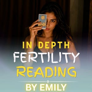 Könnte beinhalten: Eine Tarotkarte mit einer gelben Sonnenillustration, die von einer Person hochgehalten wird, überlagert mit dem Text IN DEPTH FERTILITY READING BY EMILY in gelber und weißer Schrift vor einem dunklen Hintergrund, ein Angebot für Tarot.