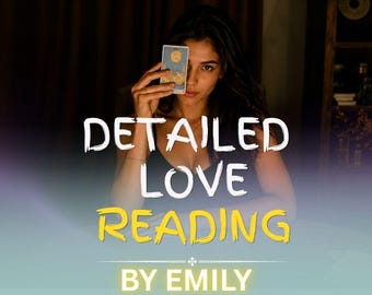 Może przedstawiać: Karta tarota z ilustracją księżyca trzymana przed jednym okiem, z napisem DETAILED LOVE READING BY EMILY w kolorze białym i żółtym na ciemnym tle, wskazującym na usługę spersonalizowanego czytania kart tarota dla klienta.