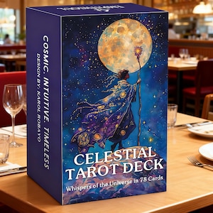 Puede incluir: Una baraja de tarot celestial en caja con un diseño cósmico. La caja presenta a una mujer con un bastón frente a una luna llena y un cielo estrellado. El texto en la caja dice "Cosmic, Intuitive, Timeless" y "Whispers of the Universe in 78 Cards."