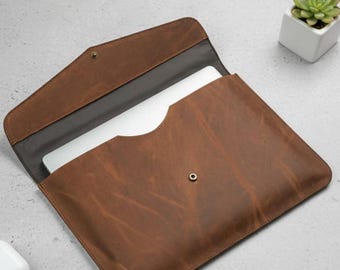Funda rústica de cuero para portátil, estuche marrón hecho a mano, elegante funda minimalista para portátil.