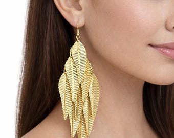 Pendientes colgantes con plumas doradas: un estilo bohemio