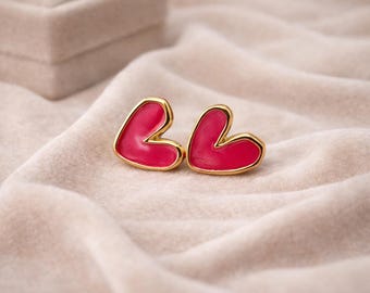 Pendientes de corazón de esmalte rosa con contorno dorado – Joyería romántica