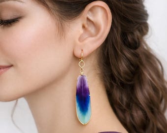 Pendientes colgantes de plumas bohemios hechos a mano, ligeros, en tonos morado, azul y dorado, Reino Unido