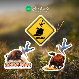 Puede incluir: Tres pegatinas con imágenes de bisontes. Una es una señal amarilla en forma de diamante con la silueta negra de un bisonte lanzando a una persona y el texto BISON. Otras dos pegatinas muestran un bisonte marrón lanzando a una persona con el texto BISON TOSS.