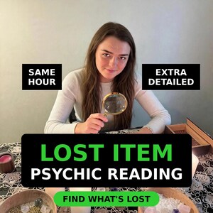 以下が含まれることがあります： 金色の縁取りの虫眼鏡を持つ人物。画像には「SAME HOUR」「EXTRA DETAILED」「LOST ITEM PSYCHIC READING」「FIND WHAT'S LOST」というテキストが重ねられています。レースのテーブルクロスの上には、小さなクリスタルや石が入った木製のボウルが置かれています。