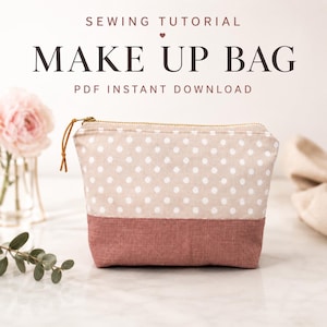 Puede incluir: Un estuche con cremallera que presenta una sección superior beige con lunares blancos y una sección inferior de color rosa empolvado sólido. El texto superior dice SEWING TUTORIAL MAKE UP BAG PDF INSTANT DOWNLOAD. Tiene una cremallera dorada.