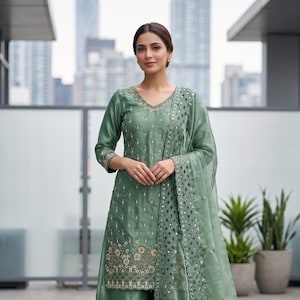 Completo Kurti Palazzo Sharara con lavorazione a filo verde, ricami Zari e paillettes, vestibilità pakistana.