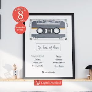 Può includere: Poster con cornice nera con un design a cassetta e la scritta "the look of love". I titoli delle canzoni sono elencati sotto il testo. Un cerchio rosso indica che il poster può essere personalizzato ed è pronto in 8 ore.