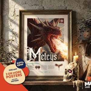 Op de afbeelding: Een ingelijste poster met een rode draak die vuur spuwt, getiteld "Meleys, The Red Queen". De afbeelding staat tegen een getextureerde achtergrond met een schedelkaars en boeken op een plank. Bevat een promotieaanbieding voor meerdere posters.