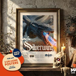 Könnte beinhalten: Ein gerahmtes Poster mit einem dunklen Drachen, der blaues und oranges Feuer speit, mit dem Text Silverwing und The Devoted Flame. Das Kunstwerk enthält kleine kreisförmige Symbole, eine Drachensilhouette und beschreibenden Text.