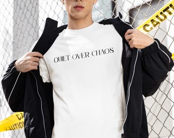 Quiet Over Chaos T-Shirt | Minimalistisches Zitat Shirt | Calm Mindset Tee | Schlichtes Typografie Unisex Shirt