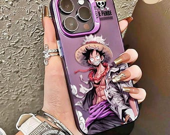Könnte beinhalten: Lila Handyhülle mit einer Cartoonfigur mit Strohhut. Auf der Hülle steht der Text "SO COOL E PEACE" und ein Totenkopf- und Knochenmuster. Der Kamerarahmen ist lila.