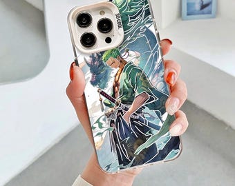 Könnte beinhalten: Transparente Handyhülle mit einem Anime-Charakter mit grünen Haaren und einem Schwert, in einem grün-schwarzen Outfit. Die Hülle trägt den Schriftzug "SO COOL" und ein Drachendesign. Die Hülle wird in einer Hand gehalten.