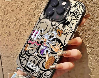 Könnte beinhalten: Eine Handyhülle mit einem farbenfrohen Anime-Design, das schwarze und weiße Wirbel zeigt. Die Hülle hat einen goldenen Rand und den Text "SO COOL". Die Hülle ist für ein Smartphone konzipiert.