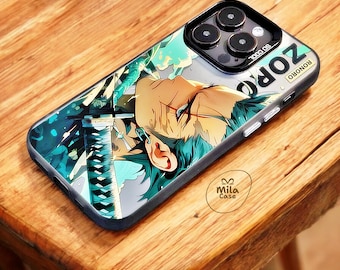 Könnte beinhalten: Eine Handyhülle mit einer farbenfrohen Anime-Illustration eines Charakters mit grünen Haaren und einem Schwert. Auf der Hülle steht das Wort "ZORO", zusammen mit den Texten "SO COOL" und "RONORO". Die Hülle liegt auf einer Holzoberfläche.