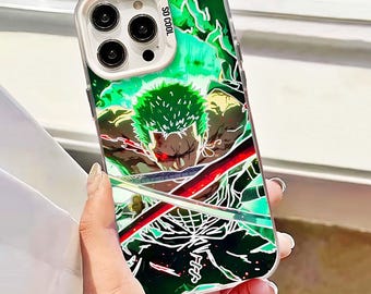 Könnte beinhalten: Transparente Handyhülle mit einer lebendigen Anime-Illustration eines Charakters mit grünen Haaren und roten Augen, der Schwerter schwingt. Das Design verwendet Grün- und Rottöne, mit dem Text "SO COOL" oben.