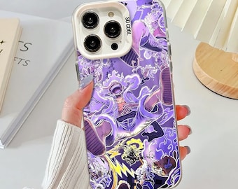 Könnte beinhalten: Transparente Handyhülle mit einem lila Anime-Design. Die Hülle zeigt eine Figur mit Strohhut und dem Text "SO COOL". Das Design umfasst verschiedene Figuren und dynamische Linien.