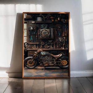 Może przedstawiać: Oprawiony wydruk artystyczny przedstawiający motocykl typu custom zaparkowany w warsztacie. Scena w ciemnych tonacjach ukazuje stół warsztatowy wypełniony różnymi narzędziami mechanicznymi, kołami zębatymi i elementami zegarowymi na tle drewnianej ściany.