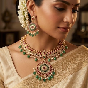 Conjunto de collar nupcial del sur de la India / Joyería de templo con rubíes, esmeraldas y perlas.
