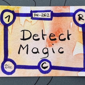 Könnte beinhalten: Eine rechteckige Karte mit einem Aquarellverlauf in Gelb- und Orangetönen. Ein dunkelblauer Tintenrahmen umrandet die Karte und zeigt Kreise an den Ecken und in der Mitte. Der Text lautet Detect Magic, PH-262, 1, R, Div, und C.