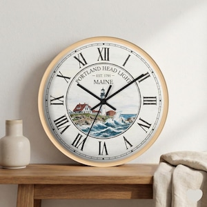 Reloj de pared con faro de Portland Head, decoración de faro de Maine, reloj costero náutico vintage, arte de pared de casa de playa rústica, regalo histórico de 1791.