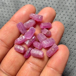 15 natuurlijke roze robijn, ruw, stok: genezend kristal. Geaarde (8/12) mm voor het maken van sieraden