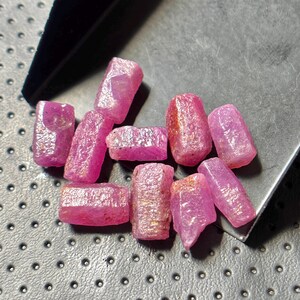 10 natuurlijke roze robijnen, ruw, stok: genezend kristal. Met aarde gedolven (11/12) mm voor het maken van sieraden