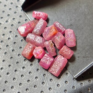 14 ruwe natuurlijke roze robijn, stok: genezend kristal. Geaarde (7/11) mm voor het maken van sieraden