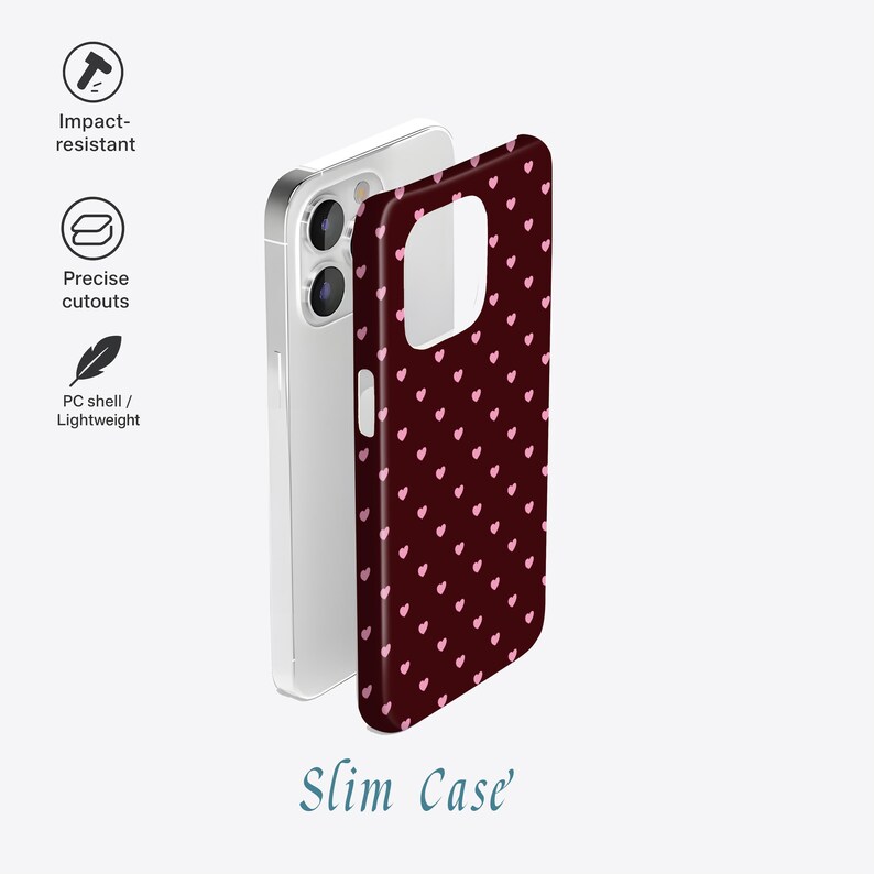 Puede incluir: Una funda de tel&eacute;fono burdeos con un patr&oacute;n de peque&ntilde;os corazones rosas. La funda se muestra junto a un tel&eacute;fono plateado, con las palabras "Slim Case" en una fuente cursiva en la parte inferior. Resistente a impactos y ligera.