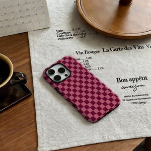 Rosa Rött Schackskal, Flickigt Mobilskal, Trendig Modedesign, Kompatibelt med iiPhone 17 16 15 14 13 12 Pro Max, Samsung S25 24 Ultra bild 3