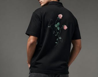 ピンクローズバイン柄バックグラフィックポロシャツ｜ポロシャツ｜花柄刺繍シャツ