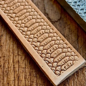 Puede incluir: Un juego de tres tazas de cerámica con un acabado moteado y mate. Las tazas son de color crema, marrón claro y marrón oscuro. Cada taza tiene un diseño simple y minimalista.