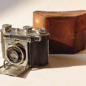 Certo Dollina III Fotocamera vintage 35 mm con custodia in pelle stile Trench Art della Seconda Guerra Mondiale, testata e funzionante - Dresda, Germania, 1937