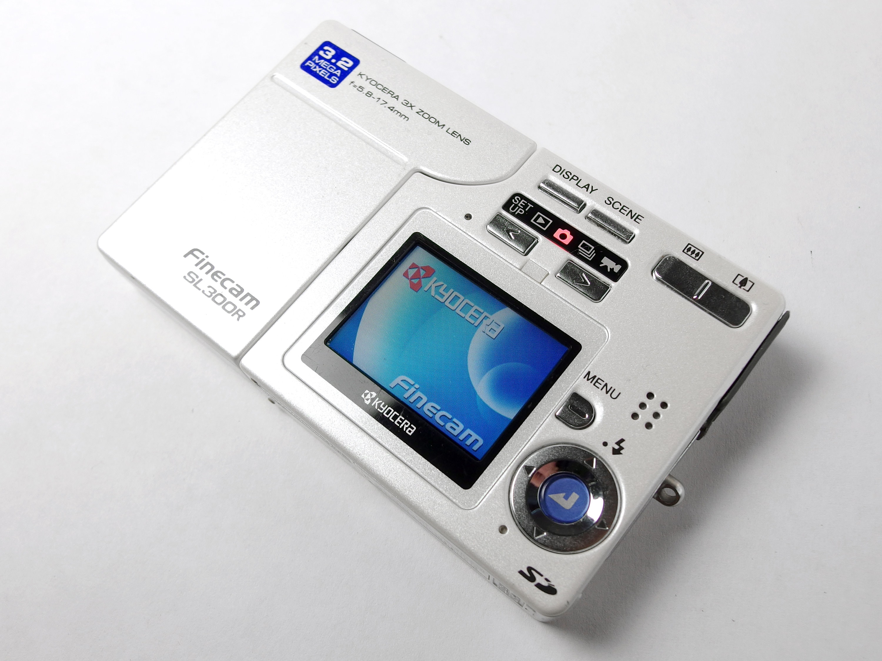 京セラ、厚さ15mmのレンズ回転式デジカメ「Finecam SL300R
