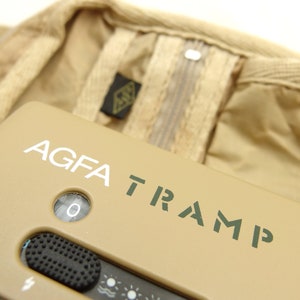 Appareil photo argentique Agfa Tramp Rare 110 avec sac à bandoulière style safari, Allemagne, 1982