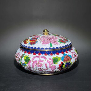Handmålad trådinlägg i cloisonnéporslin, oval burk med lock och stora pionblommönster