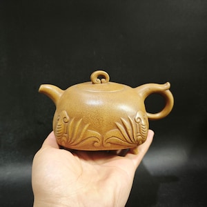 Vintage Yixing Zisha theepot met vijf vleermuizen, goudkleurig aardewerk met reliëfsnijwerk, grote oosterse theepot van keramiek die welvaart symboliseert.