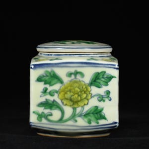 Jarra hexagonal china Doucai, tetera antigua con tapa y diseño floral, porcelana amarillo verdosa, caja de té de cerámica coleccionable, 8,5 cm de alto.