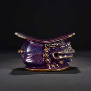 7,08 Zoll großes, exquisites und seltenes antikes chinesisches Jun-Ware-Kissen mit Tierkopf-Skulptur in Aubergine-Lila-Glasur | Ming-Dynastie-Marke | Dekoration