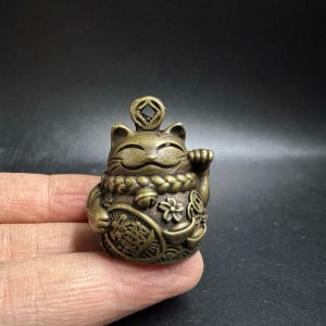 Colgante de campana de latón macizo Maneki-neko, amuleto de gato de la suerte, inscripción de riqueza, talismán Feng Shui