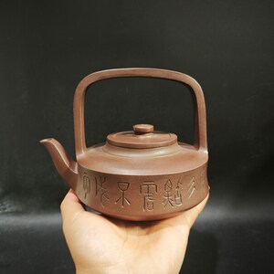 Bule de chá vintage Yixing Zisha em jade, com alça de argila roxa e inscrições de estudiosos, peça de cerâmica para arte oriental do chá.